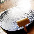 【壺湯】常滑の大壺を2箇所ご用意。いつでも一番風呂の雰囲気と湯壷からあふれ出す湯量をお楽しみいただけます。ツーリングの合間の休憩にもピッタリです。