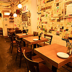 当店のテーブル席は明るく落ち着いた雰囲気で様々なシーンでご利用いただけます！毎日のお食事や女子会にもおすすめです☆