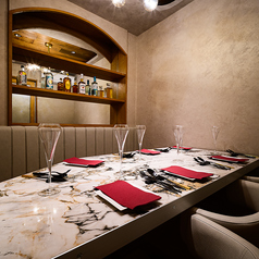 扉付きの完全個室は7名様まで利用可能。周囲を気にせず盛り上がれる空間で、食材にこだわったイタリアンや石窯ピッツァを堪能。会社宴会や仲間内の集まりに最適です。