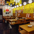 同僚やご友人とわいわい楽しめるテーブル席をご用意。少人数の飲み会から気軽な集まりまで幅広く対応可能。活気あふれる店内で、美味しい料理とお酒をお楽しみください。