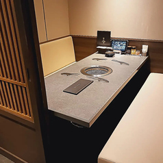 扉付きの完全個室は、ソファータイプで５部屋ご用意ございます。5～6名さまご対応席は１部屋でございます。