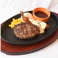 特製ソースは、お肉との相性を考え抜いて作り上げました