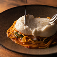 ミルク溢れる丸ごとブッラータ フレッシュトマトソースで