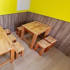 4名様までご利用いただけるテーブル席もご用意しています。気心の知れた友人との食事や飲みなど、少人数での集まりにもピッタリ◎料理と一緒に会話も楽しみながらお過ごしいただけます。