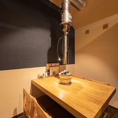 青森の地酒とともに味わえば、ゆったりと“粋な時間”をお楽しみいただけます。初めての方も常連さまもくつろいでいただけるサービスを心がけております。団体様でも安心してお使いいただけるテーブル席を準備しており、ご家族でのお食事はもちろん、会社宴会や各種パーティーなどにも最適です。ご利用をお待ちしております