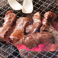 豪快に焼き上げる！肉汁溢れるジューシーなサガリ