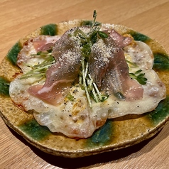 豆苗と生ハムのピザ風
