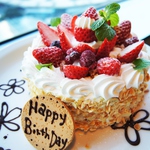 誕生日や記念日・宴会でのサプライズに特製ケーキもご用意いたします♪
