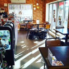 店内5テーブル、１２席テラス 5テーブル、２０席