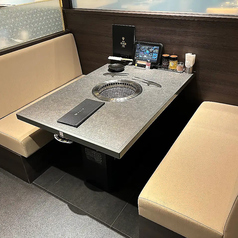 オープン席4名様までご利用いただけます。タッチパネル注文