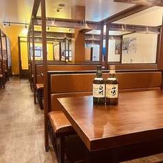 落ち着いた照明と和風インテリアが印象的な店内。香り立つ蟹料理を囲んで、ゆったり流れる時間をお楽しみください。宴会や記念日にもおすすめです。