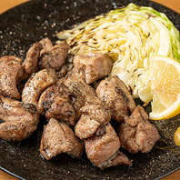 炭火で炙る香り高い鶏料理♪ 