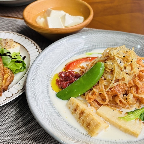 4月のヴィーガンランチは、春野菜を楽しめる米粉麺のパスタセットです。
