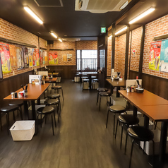 会話を楽しみながら、自然と心の距離も縮まる2人掛けのテーブル席。居心地の良さが、より一層の親密さを生み出します★