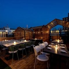 【総席数:100席】屋上ならではの心地よい風が吹き抜ける、広々としたメインテラス席です♪青空や夜景を眺めながらのBBQは格別!最大100名様まで収容可能な広々とした空間で、大人数の宴会も賑やかに楽しめます◎