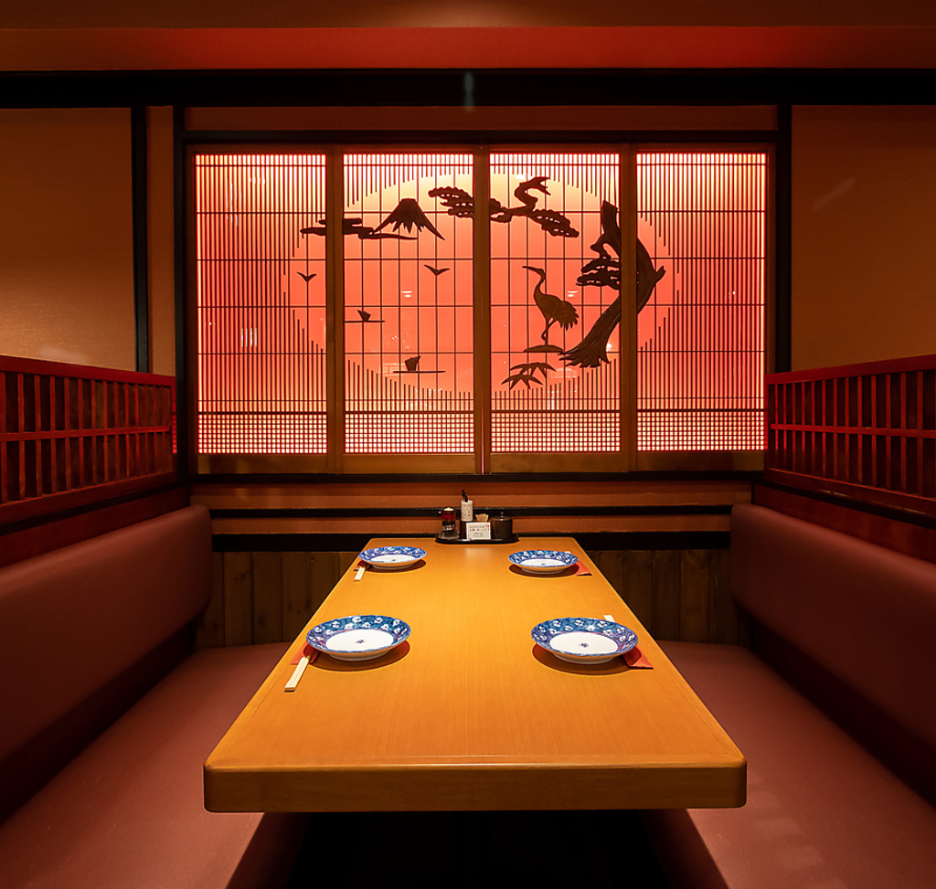 テーブル4名様席、掘りごたつ席は少人数から大人数まで承ります。