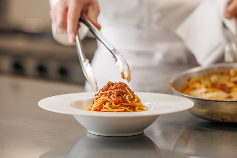 ホテル国際21本格イタリアンをお届け。ディナーは解放感ある中庭が素敵な雰囲気を演出