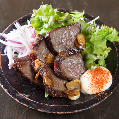 ジューシーに干し、旨みを凝縮。濃厚な脂の香りが広がる「黒毛和牛の干し肉炙り」の写真