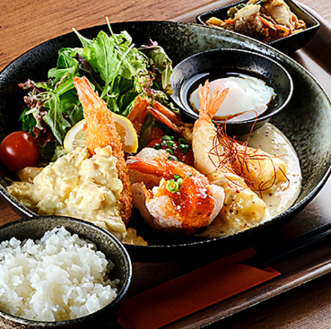 自由に選べる多彩な手仕込みのおかず◎釜炊きごはんやお味噌汁と一緒にご提供します！