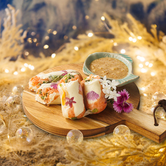スモークサーモンとクリームチーズの生春巻き 胡桃と胡麻のソース
