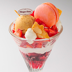 【スペシャルデザート】マカロン&ショートケーキパフェ