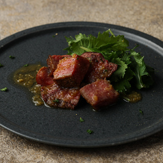 和牛切り落としサイコロステーキ～ガーリックソース～