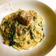 【ありが亭】自慢の一品♪【鮭とほうれん草の明太クリームパスタ】クリーミーで、明太子のつぶつぶ感がGOODの写真