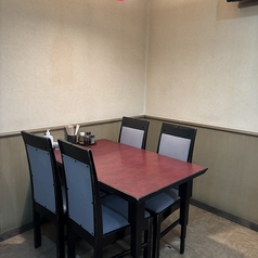 4名様でゆったりと寛げる広々としたテーブル席をご用意いたしました。白い湯気が立ち上がる熱々の点心や、大皿で運ばれるダイナミックな炒め物。本格中華の醍醐味は、やはり気心の知れた仲間とのシェアにあります。周囲を気にせず会話を楽しめる配置で、お食事の時間をより豊かに演出します。