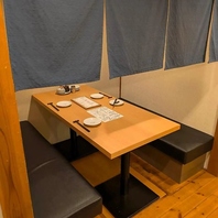 暖簾で仕切られた和モダンな半個室