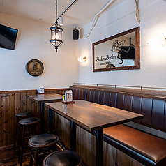 木の温もりを感じる落ち着いた空間で、本場ドイツ料理と厳選ドイツビールを囲む贅沢なひとときを。ご友人やご家族との食事会、カジュアルな飲み会に最適です。ゆったりと語らいながら、美食と美酒に酔いしれる時間をお過ごしください。