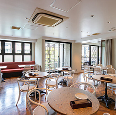 広々とした空間に配置されたテーブル席は、開放感がありながらも落ち着いた雰囲気で、ゆったりと食事を楽しめます♪