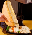 料理メニュー写真 アッツアツとろとろのラクレットチーズ(夜メニュー）