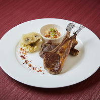 クセが少なく柔らかい「骨付き仔羊グリルの野菜醤添え」