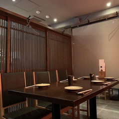 和モダンな雰囲気に四季を思わせる壁画が日本の情緒を語りかける、特別感あふれるテーブル席は、座り心地の良いお席と温かな間接照明が、非日常のディナータイムを演出します。記念日やご接待など、大切なひととの特別な日に、心に残る最高のおもてなしをご提供いたします。名駅、名古屋駅、焼鳥、個室、ひつまぶし