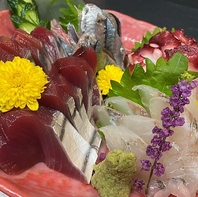 新鮮な魚介のお造りと呑兵衛も喜ぶ多彩な酒のあて
