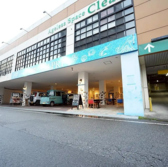 無料駐車場あります！松山市土橋駅近くに位置する「バナナ館1F」。海をイメージしたブルーのペイントが施され、海の雰囲気とBBQの看板が目印♪バナナ館には共有駐車場があり、無料で使用できるため車でのアクセスも便利！