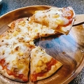 料理メニュー写真 うす焼ピザ