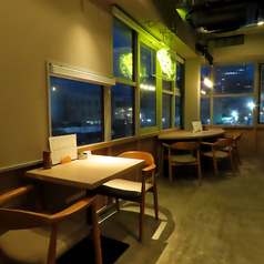 シンプルで統一感のある店内は、少ない色数で調和され、落ち着き溢れる空間が広がります。心地よい雰囲気が漂い、くつろぎながらおいしい焼き鳥を楽しむことができます。普段使いはもちろん、女子会や懇親会、2次会や会社宴会などのご宴会にもご利用ください。貸切でのご利用も可能なので、まずはお気軽にご相談ください！