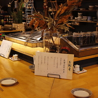 囲炉裏を囲むカウンターでライブ感をお楽しみください。