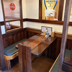 【半個室のテーブル席】4名様でお座りいただける、各種宴会に最適な半個室のお席をご用意◎ご家族でのお食事や飲み会などにピッタリ♪ベンチシートでゆったりとお寛ぎいただけます。