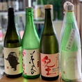 【厳選日本酒】各地から厳選した日本酒です。フルーティなものから辛口、しっかりとした純米の味を感じられるお酒を取り揃えております。焼き鳥との相性は抜群◎ 四季に応じて種類を変更しております。お店SNSにてそのときの日本酒を配信しておりますので、ぜひご確認ください。