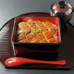 備長炭で香ばしく焼き上げられた関西風うなぎと、豊富な一品メニューをたっぷりとお楽しみください。