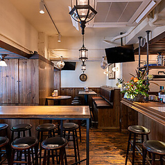 デートや大切な人との食事に最適な２名掛けテーブル席。落ち着いた照明と木の温もりが、二人の時間をより一層深めます。美味しいドイツ料理とビールをゆっくりと味わいながら、語り合うプライベートな空間をお楽しみください。