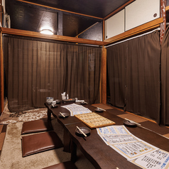 懐かしい顔ぶれと再会するなら、2階のお座敷席がぴったりです！豊富な飲み放題メニューを片手に、思い出話に花を咲かせながら、よし〇食堂自慢の創作料理を心ゆくまでお楽しみください！※2階席のご利用は前日までの要予約！平日は19時～、土日祝は18時～から利用可能です。