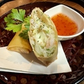 料理メニュー写真&nbsp;伸びるモッツァレラチーズと叩き海老の春巻き