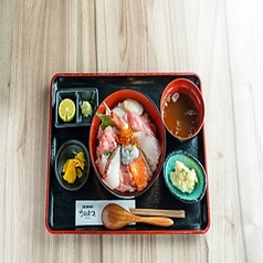 豪快!うおまつ海鮮丼【1580円(税込)】