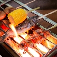 お肉だけでなくお魚も楽しめる！炭火で焼く新鮮な魚介類は雰囲気と共にお酒の肴にぴったりです♪ご家族やご友人と『炉』を『囲』み、食を楽しみながら、暖かな時間をお過ごし下さい。