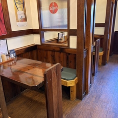 【繋げて使えるテーブル席◎】2名テーブル席を繋げる事で、4～5名様でご利用いただけるお席をご用意いたします。各種宴会や女子会など、様々なシーンでご利用いただけます。