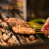 当店の焼き鳥は、厳選した新鮮な鶏肉を使用し、一本一本丁寧に炭火で焼き上げています。外は香ばしく中はジューシーな焼き加減で、素材の旨みを最大限に引き出しました。タレは自家製の秘伝ダレで、塩焼きとの絶妙なバランスが自慢です。ビールや日本酒との相性も抜群で、何本でも食べたくなる味わいをぜひお楽しみください
