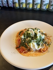 モッツァレラチーズとバジルのトマトパスタ